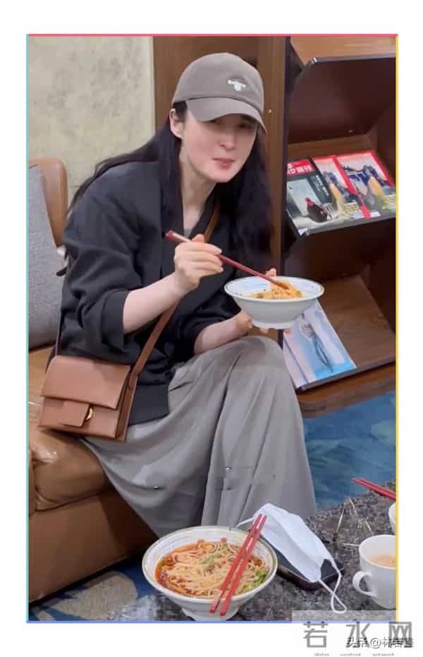 50岁蒋勤勤现身成都机场吃面,素颜皮肤白皙,打扮时髦 少女感十足