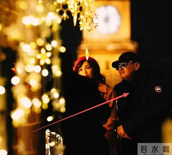 王家卫搭档张叔平现状,头发花白和梁朝伟过生日,蛋糕好小显寒酸