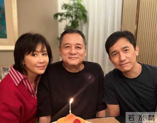 王家卫搭档张叔平现状,头发花白和梁朝伟过生日,蛋糕好小显寒酸