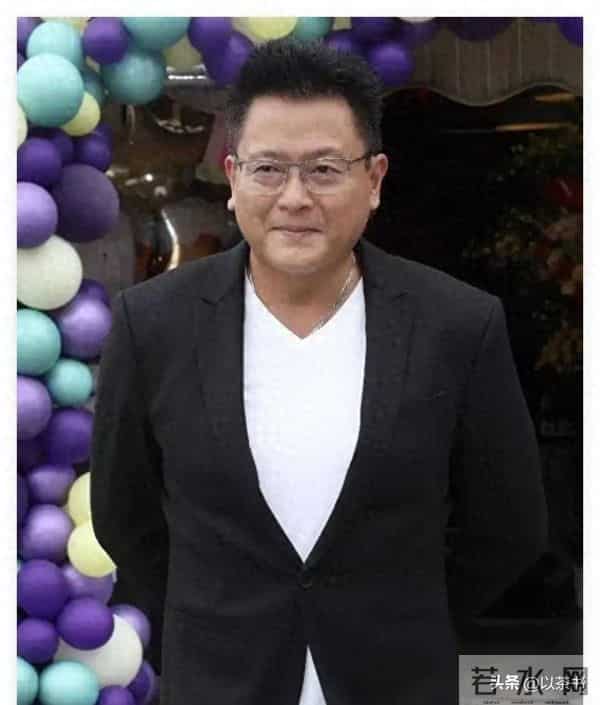 58岁TVB演员成单亲爸爸,名声坏了无戏可拍,靠卖豪宅卖饭为生