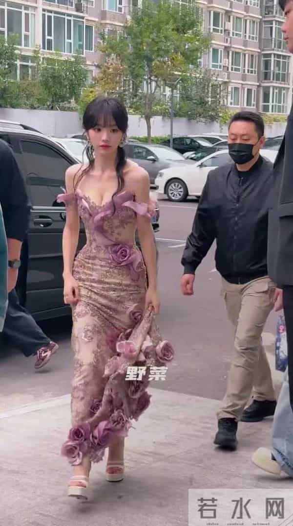 田曦薇真人身材真的巨好啊,又瘦又有料,脸蛋超美,没想到这么大