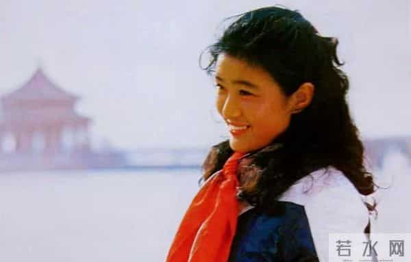 她曾是央视第一美女,赴港生子后离开央视,如今远居美国不再露面