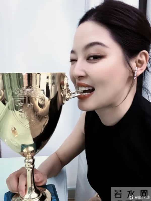 热搜第一!署名“郝蕾”的朋友圈质疑女演员“扯头发就能得影后靠运作”,辛芷蕾霸气回怼