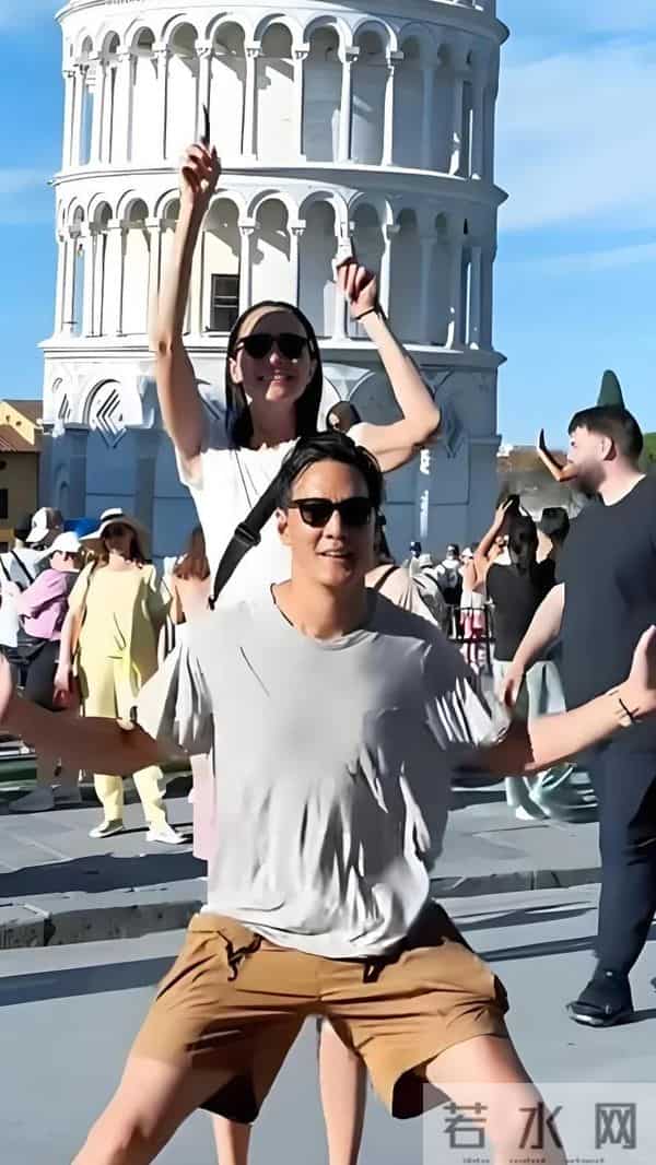 吴彦祖晒与妻子合影!Lisa皮肤粗糙褶多还秃顶,网友:以为是兄弟