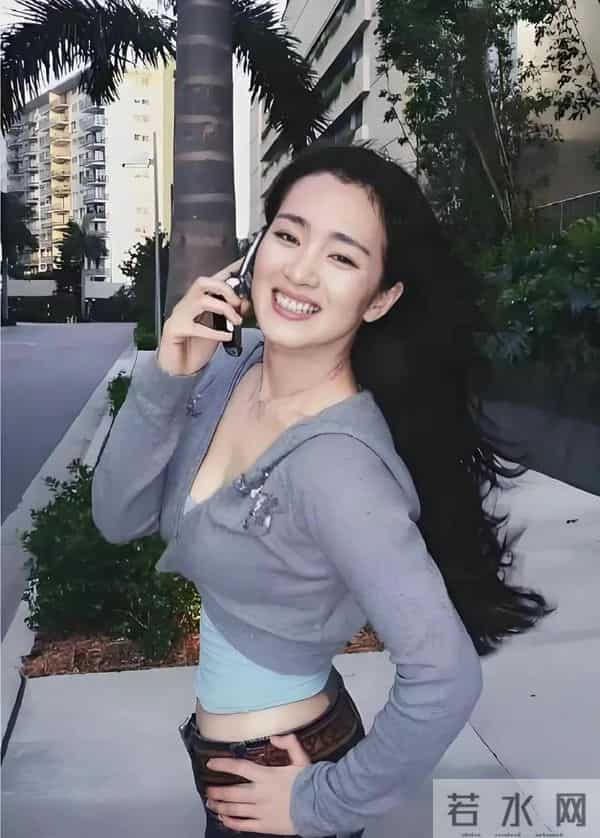 天呐!巩俐这身材太惊艳了,胸围几乎到肚脐,状态却依旧十分亮眼