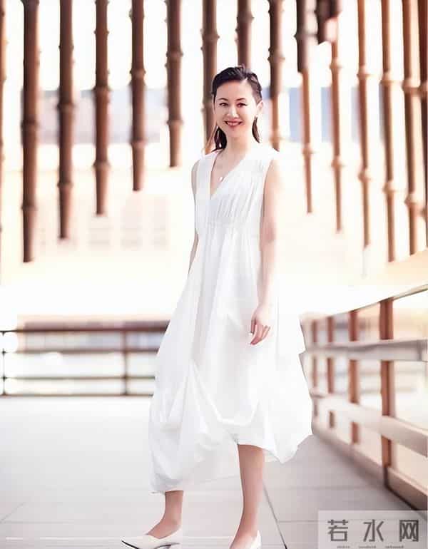 她是金牌美女主持，嫁上海首富生3个孩子，54岁看着像34岁好年轻