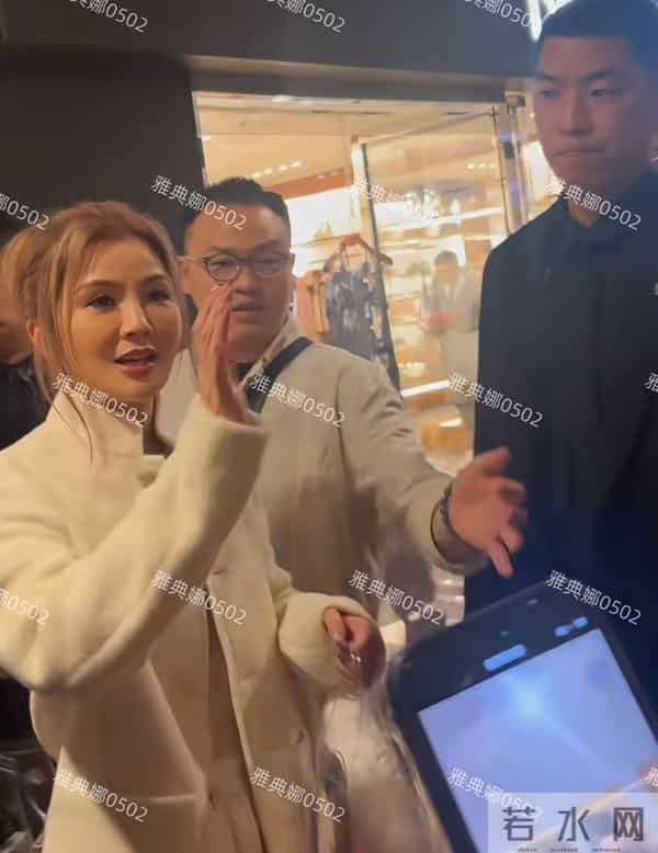 阿sa蔡卓妍本人没有网上夸的那么年轻,脸有点肿整感明显不够自然