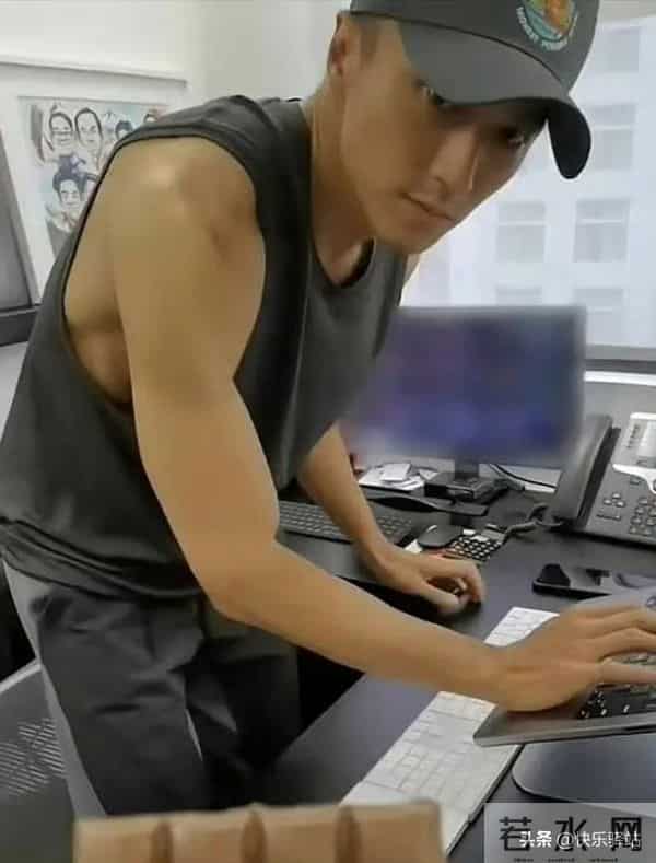 谢霆锋还念念不忘!办公室秀腹肌,身后张柏芝和儿子的合照被打码