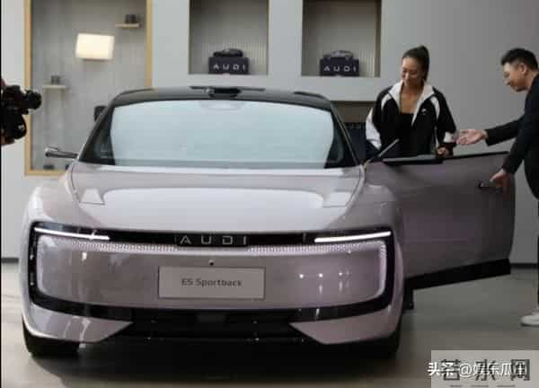 郑钦文上海奥迪店买车被偶遇 休闲装配高马尾 超级无敌好看 好美好飒