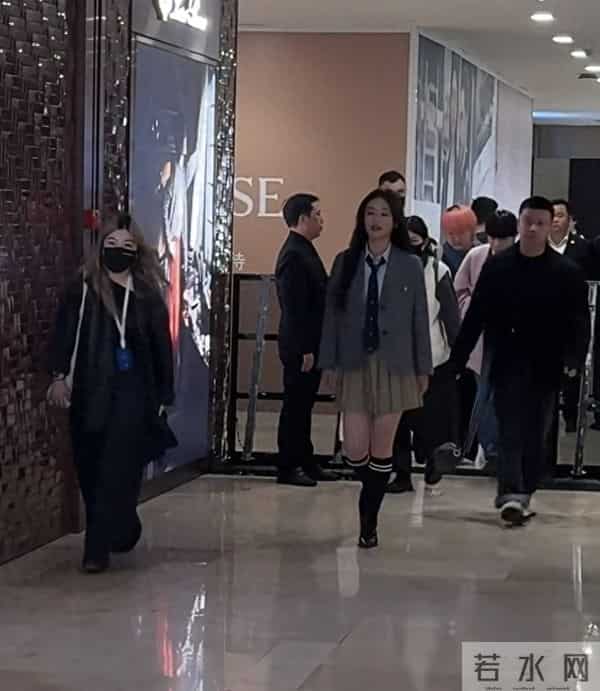 马思纯现身德基出席活动，穿学院风套装状态超好，就是鞋子太丑了