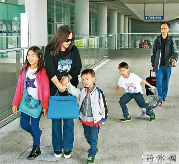 恩爱23年,73岁梁锦松逐渐变老,47岁伏明霞貌美如花