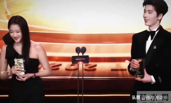 我们都被关晓彤骗了!一举动暴露真实人品,才发现鹿晗是人间清醒