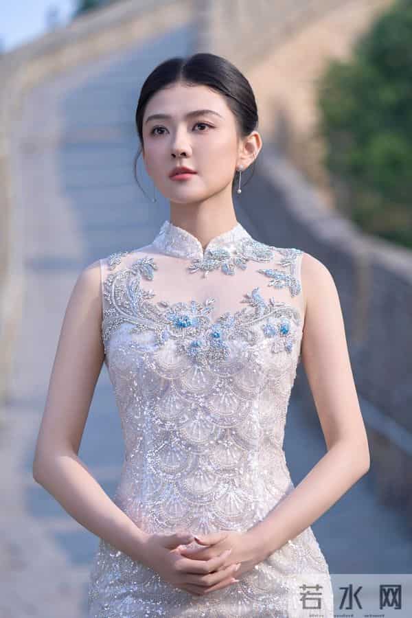 梁洁一袭银白亮片旗袍，勾勒窈窕身段，太美了