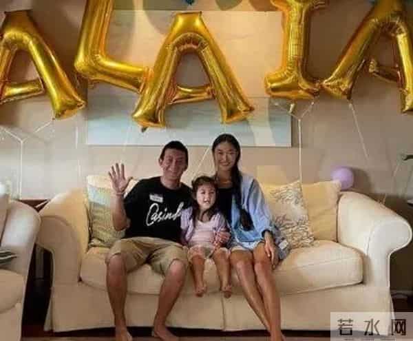 陈冠希与华谊董事长的妻子在日本街头忘情拥吻一时间激起了千层浪