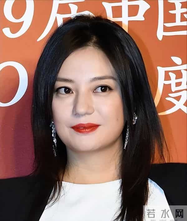 封杀四年,49岁赵薇近况再曝,参加好友婚礼,脸垮皮衰无星气