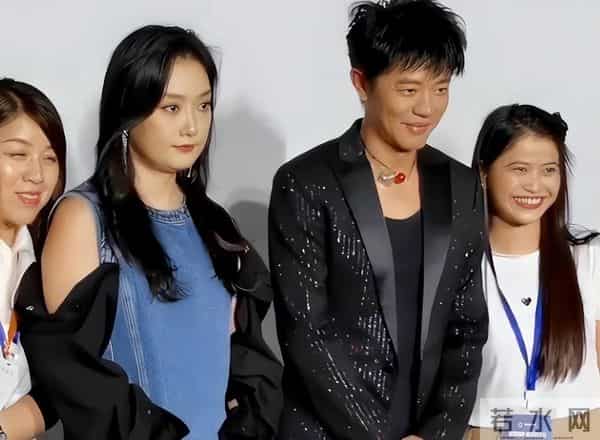 45岁玲花现身外甥婚礼,穿蒙古袍配宽檐帽松弛贵气,长胖后更美了