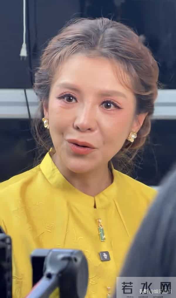 52岁朱迅上海进博会被偶遇 着黄色新中式配盘发 白发显眼 容颜易老