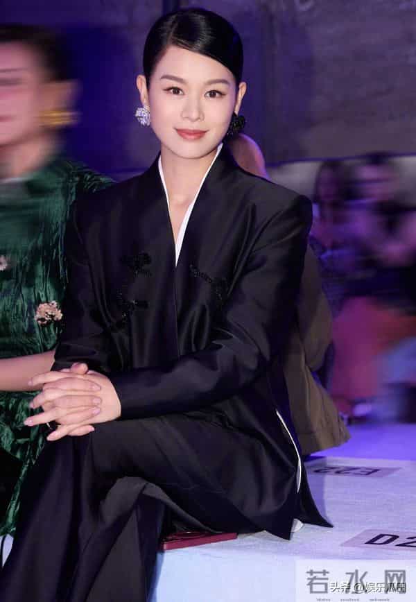 李承德为老婆胡杏儿庆46岁生日 杏儿耳别黄花 好年轻好靓 一脸幸福