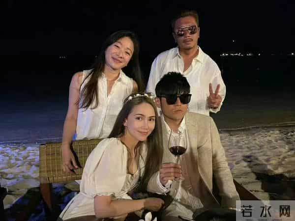 周杰伦带老婆在墨尔本,没胡子满脸褶,眼袋硕大跟半月前判若两人