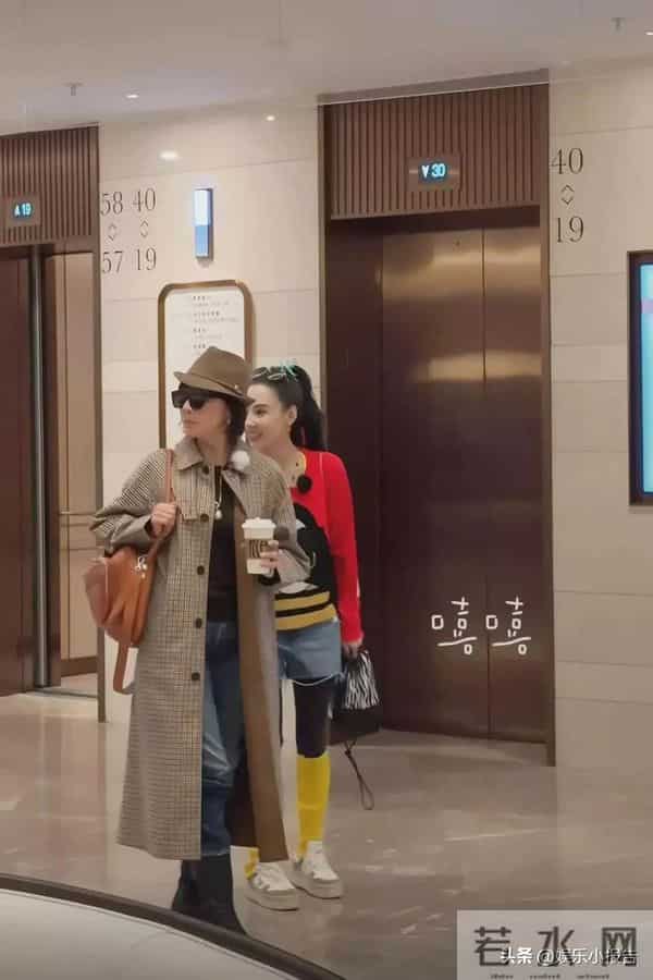 刘嘉玲上海被偶遇，59岁面容饱满身材佳，状态宛如三四十岁