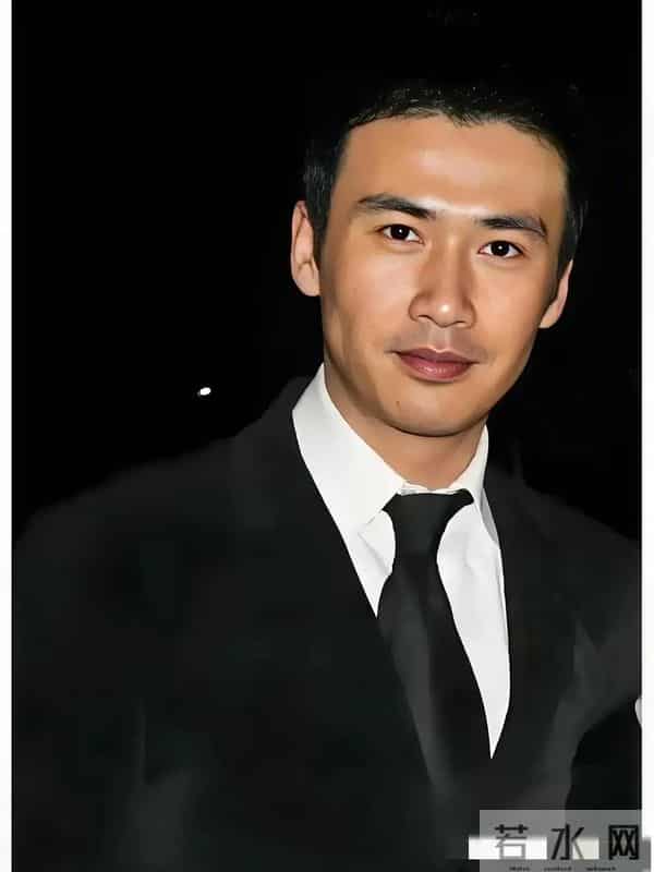 他被称为美男子,五官精致,比周里京帅气,演技也是无可挑剔