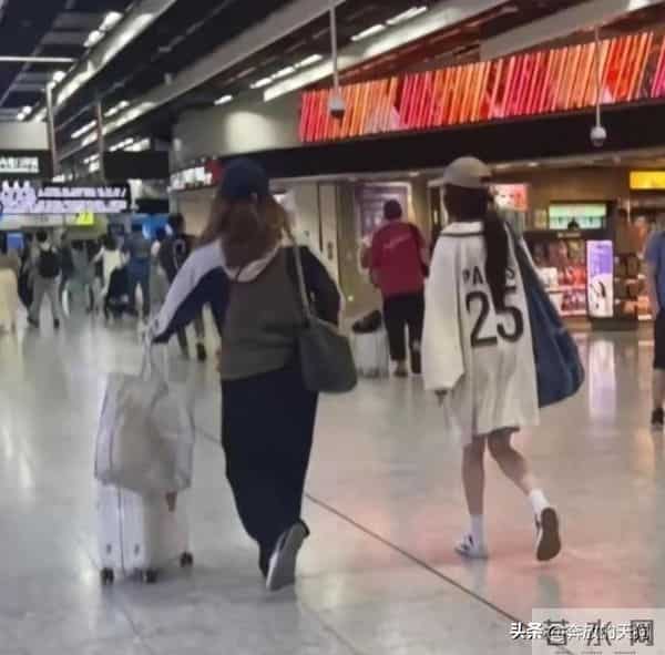 38岁杨幂香港被偶遇！头发潦草背超大包包，低调去看望女儿小糯米