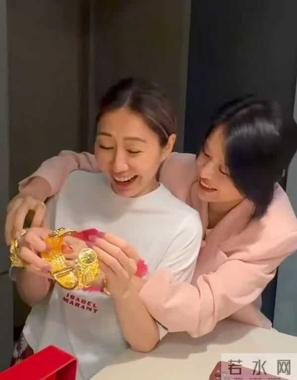 官宣结婚仅一个月,44岁胡定欣就怀孕了?本人晒健身照破传闻