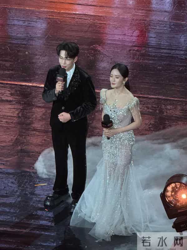 张杰的眼光真不赖啊!谢娜一袭带钻礼裙主持节目,仪态大方太美了