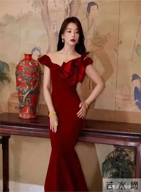 哇塞！刘涛这肥臀，算是圈内第一了吧，麻花辫配包臀裙太显年轻了