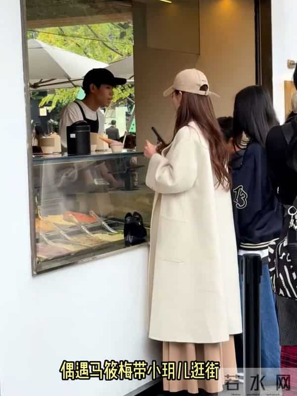 大S女儿暴风抽高，身高和奶奶齐平了！张兰搂着小玥儿散步好温馨