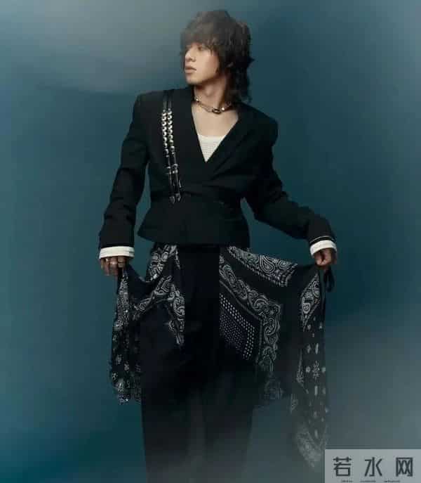 香港男歌手32岁生日宣布新动向，正式加盟英皇娱乐：一切都是缘分