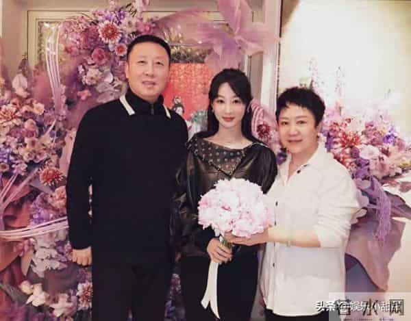 这家人绝了！杨紫33岁生日，全家福惊艳全网，父母气质太出众。