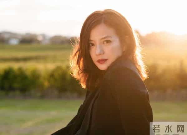 封杀四年,49岁赵薇近况再曝,参加好友婚礼,脸垮皮衰无星气