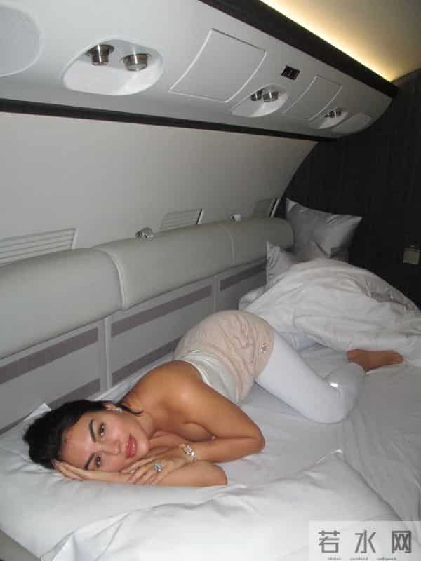 横看成岭侧成峰，乔治娜晒出差照秀出傲人身材