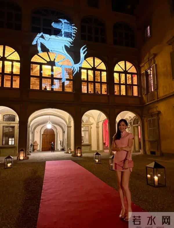 林志颖带妻子参加活动，陈若仪穿粉色旗袍不像40岁，一双腿好招摇