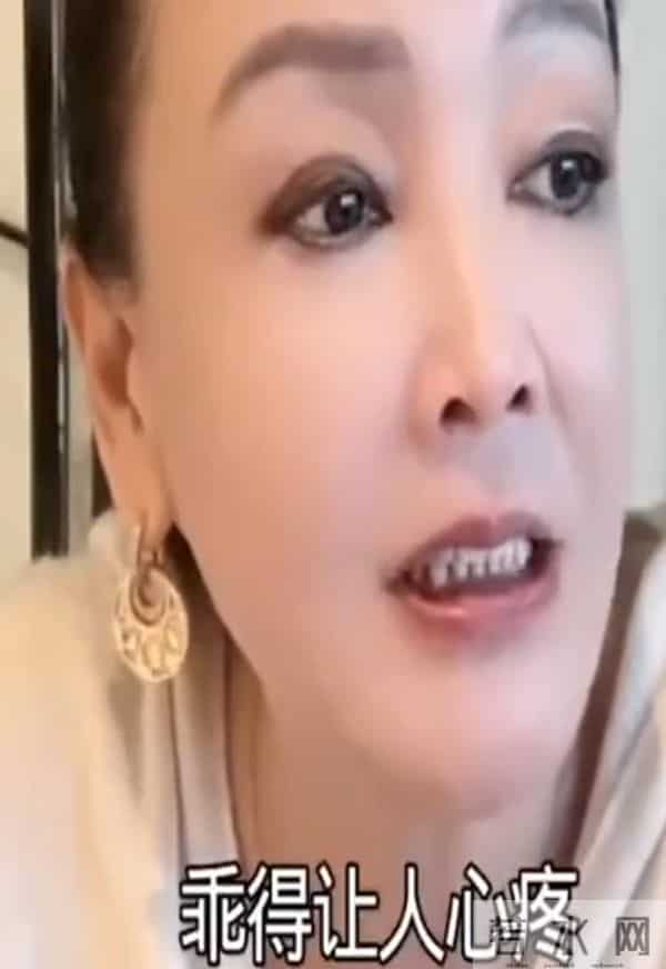 大S离世8个月，玥儿再现妈妈的经典动作，长发模样好漂亮