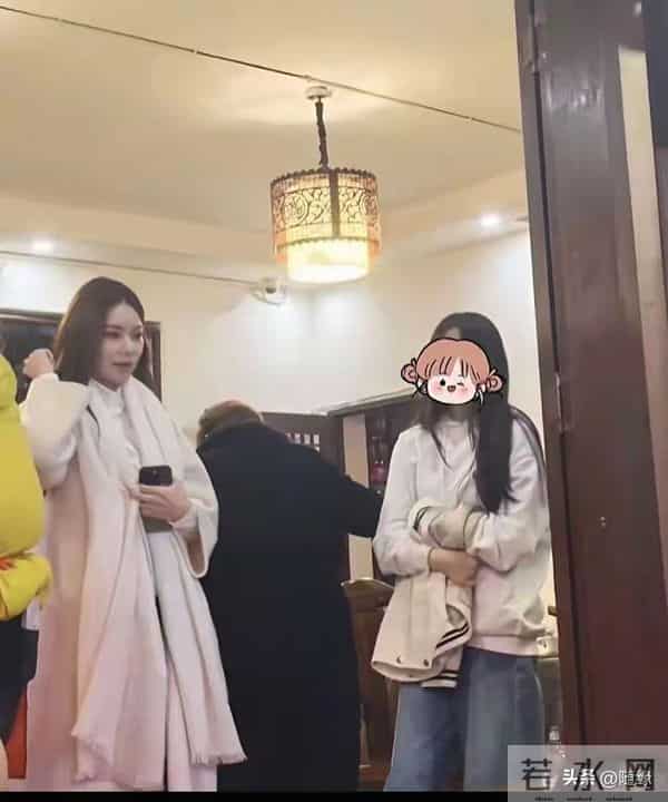 一家子成都打卡鲜鱼馆,玥儿气质佳,正面像及妈妈大S