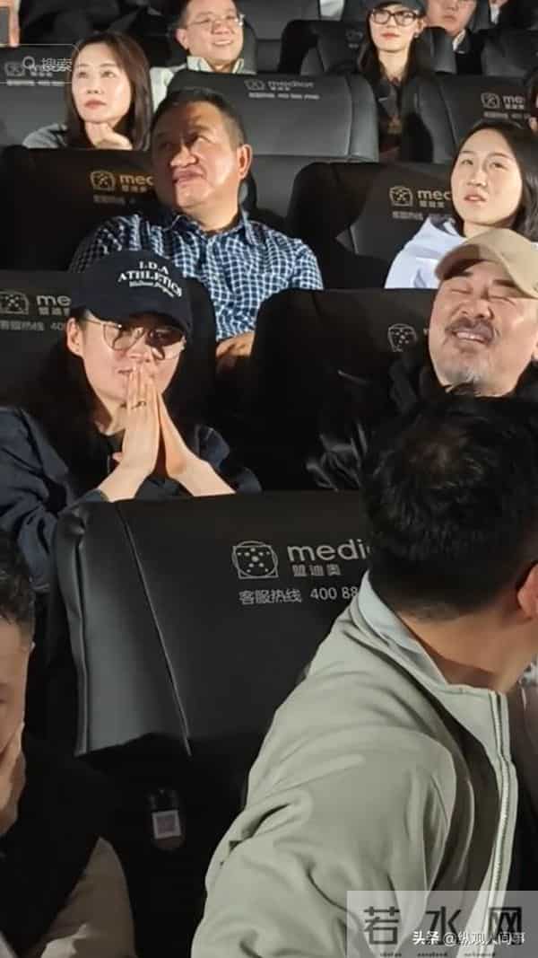 蒋勤勤素颜出席活动，双手捂脸哭红眼眶，陈建斌没安慰转头大笑