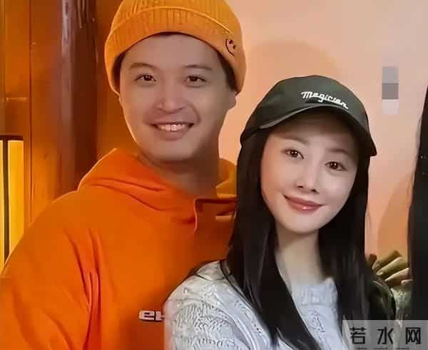 李纯马頔新婚逛地坛公园，李纯真人很瘦大长腿，男方贴心帮她提包