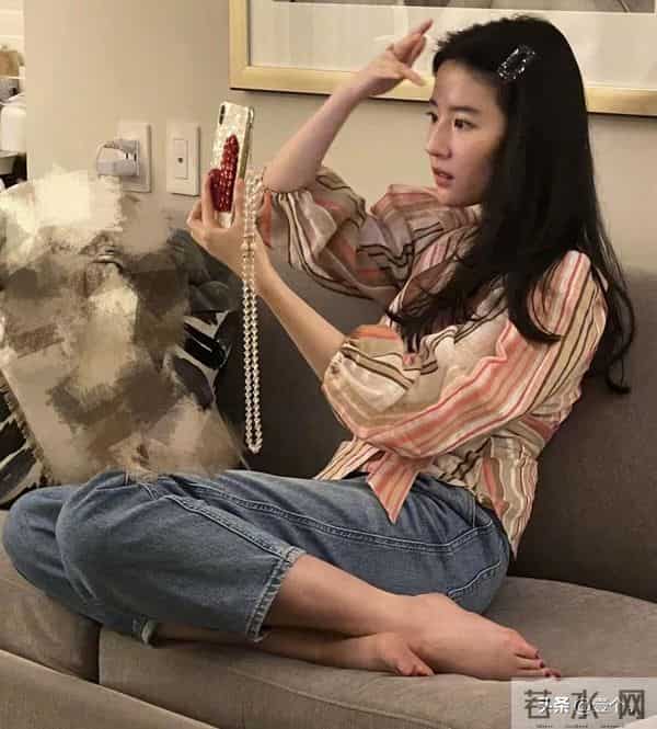 刘亦菲的美是红玫瑰与白月光的和解