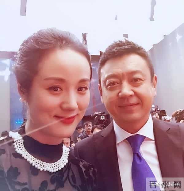 她是著名歌唱家，不惧流言嫁三婚前央视主持丈夫，三年生一儿一女
