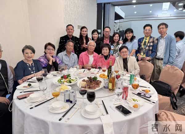 TVB艺人74岁大寿设宴27桌,妻儿陪伴上台切蛋糕,四个儿子来了仨