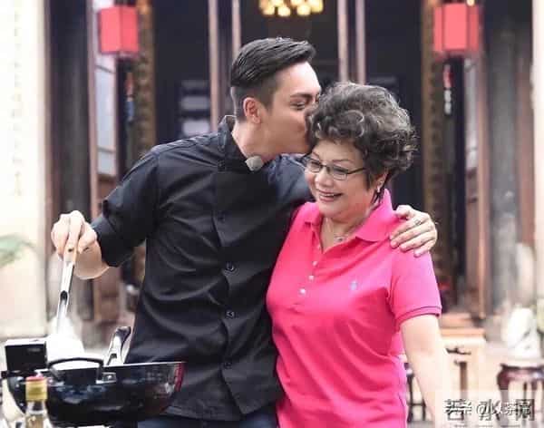 陈伟霆的妈妈是她,富家千金喜爱养狗面相慈祥,抚养仨孩子长大