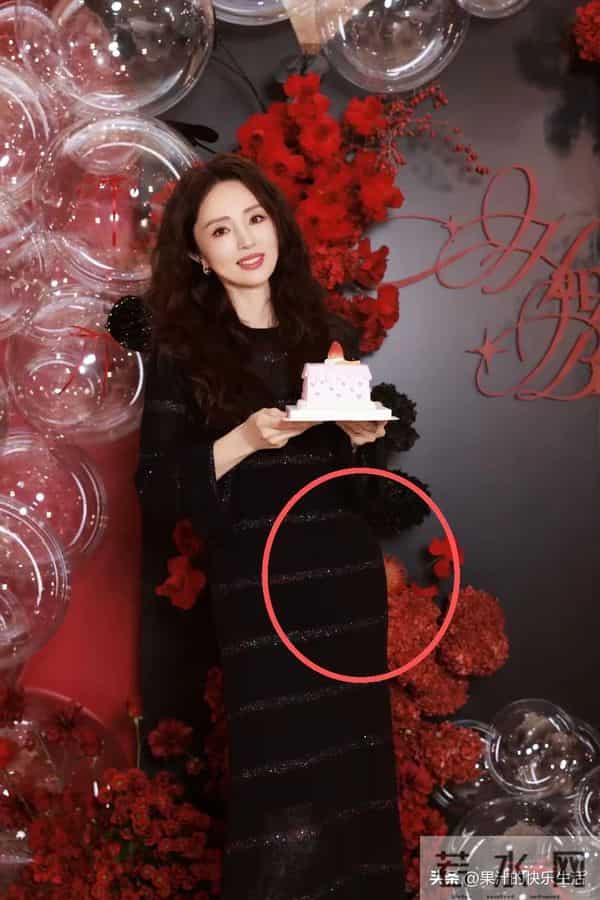 46岁董璇过生日,一家三口都是黑色系穿搭!网友猜测原因!