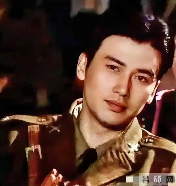 他被称为美男子，五官精致，比周里京帅气，演技也是无可挑剔