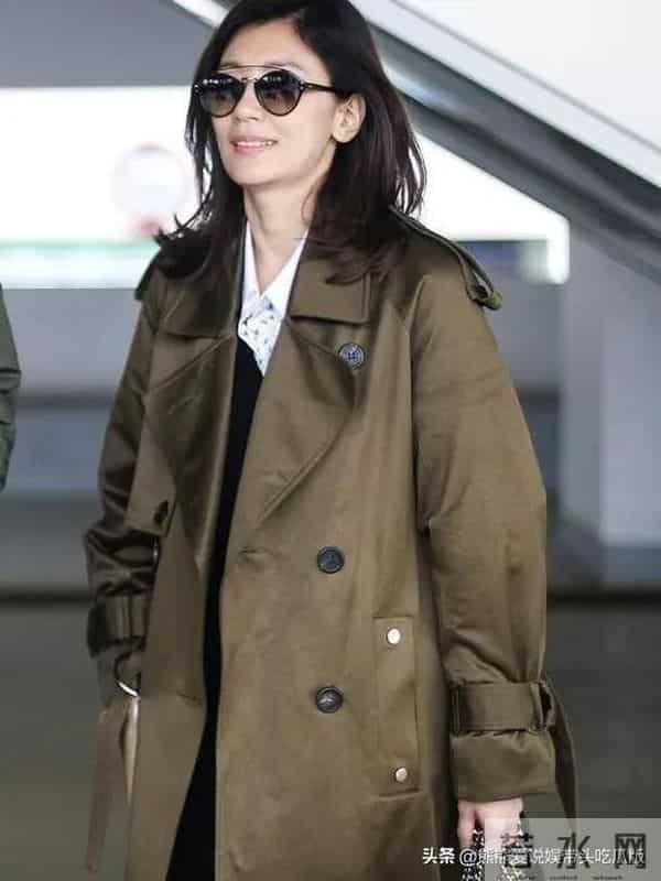 贾静雯机场私服真时髦!军绿色大衣+小黑裙+长筒靴,高级又洋气!
