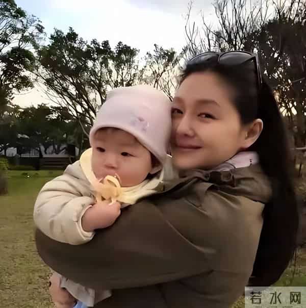 大S离世8个月，玥儿再现妈妈的经典动作，长发模样好漂亮