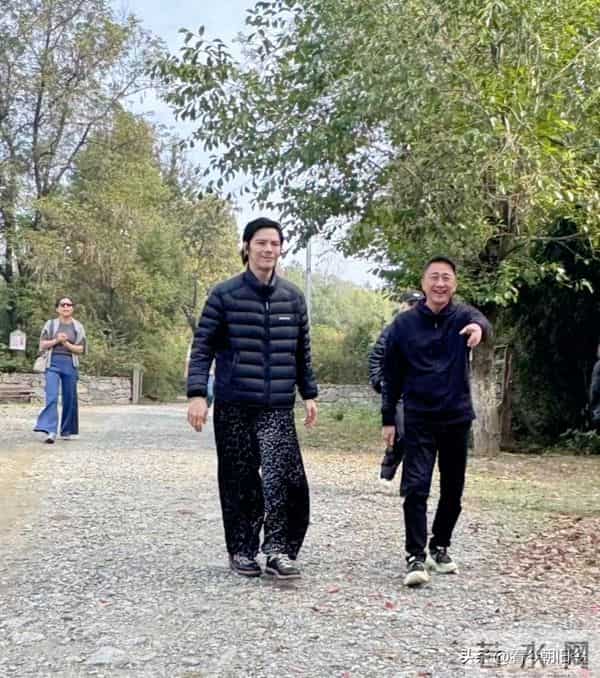 向佐和朋友现身湖北旅游，他的打扮好朴素，整个人气质土土。