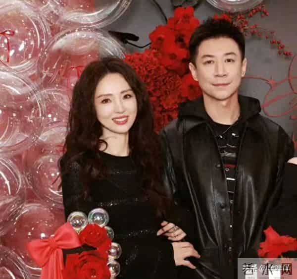 董璇46岁生日照难掩孕味，捧蛋糕真的很有气质，女儿小酒窝好漂亮