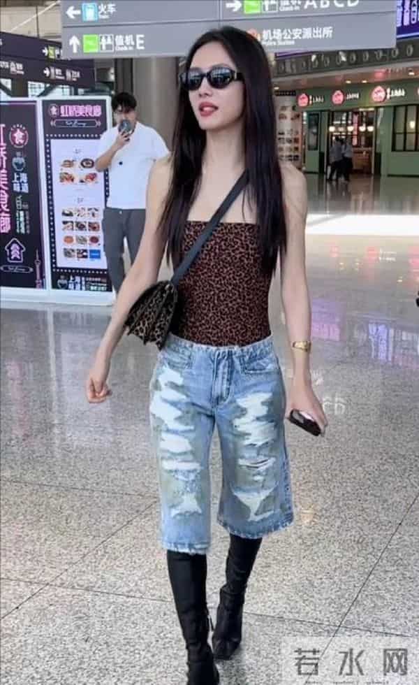 蔡文静穿的这是啥？感觉助理都不想和蔡文静并排走，估计怕丢人